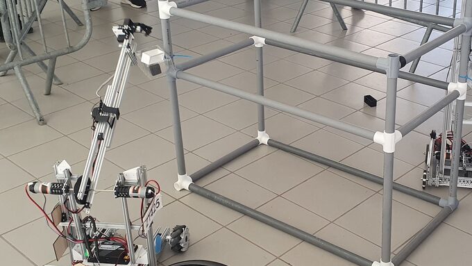 Les deux robots dans l'arène.jpg